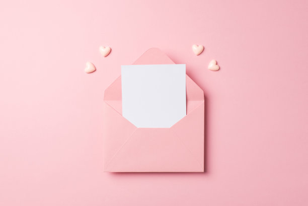 俯视图照片的情人节装饰打开粉红色信封与纸和粉红色的心在孤立的粉彩粉红色背景与空的空间图片下载