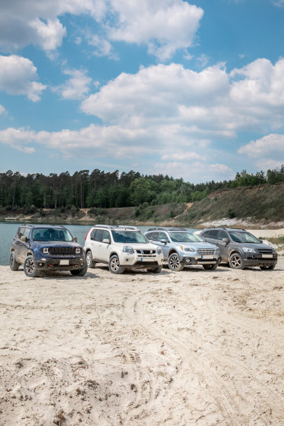 沙滩上的一群suv汽车图片下载