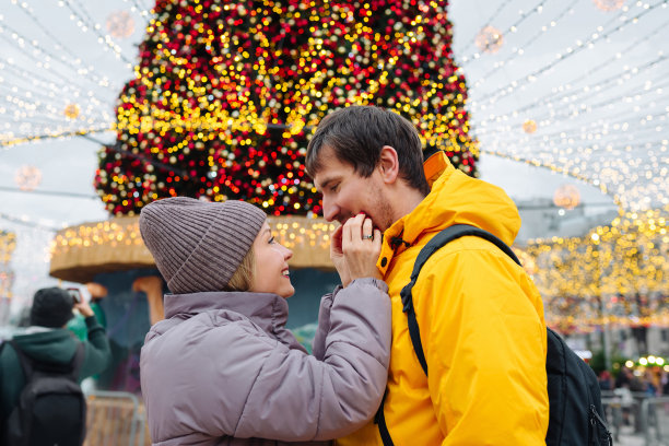 年轻幸福的情侣走在冬天的城市庆祝情人节。相爱的情侣在享受圣诞节或新年图片下载