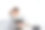 女裁缝正在桌子上整理她的工作地点图片下载