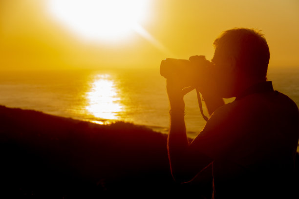 摄影师在日出时拍照图片下载
