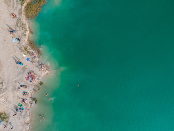 人们在沙滩上游泳、晒日光浴、休息的鸟瞰图图片下载