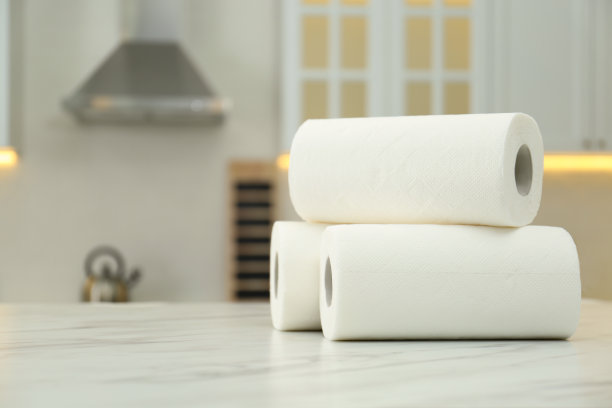 厨房的白色大理石桌子上放着纸巾，还有放文字的空间图片下载