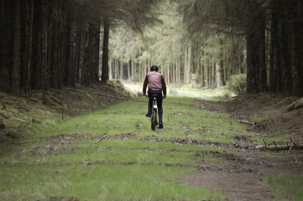 在远处骑山地自行车图片下载