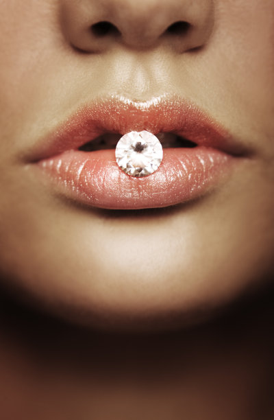 女人的嘴唇握着钻石图片下载