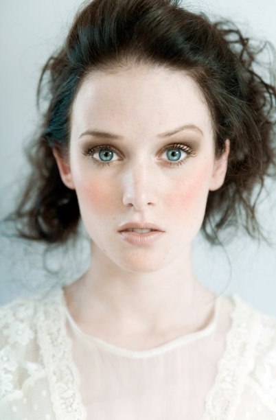 一个有着大大的蓝眼睛的年轻女人的肖像图片下载