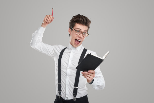 激动的人拿着笔记本和笔图片下载