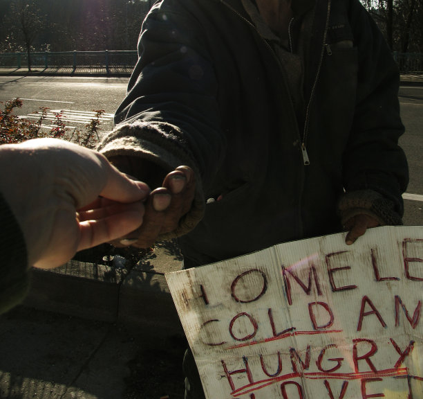 肮脏的流浪汉从司机那里找零钱图片下载