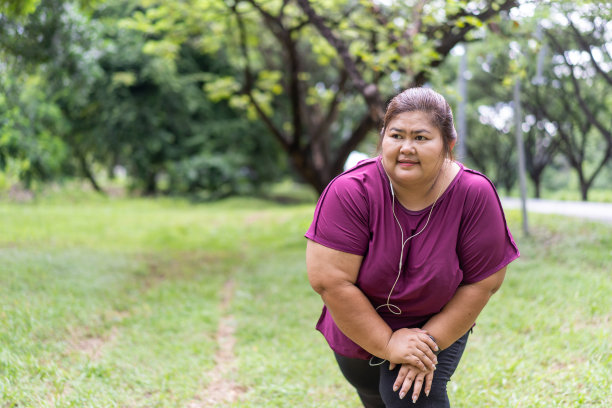 亚洲胖女人户外健身在公园锻炼，运动和娱乐减肥的想法概念。图片下载