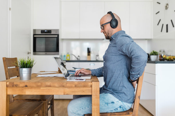 冠状病毒大流行期间在家工作的男子图片下载