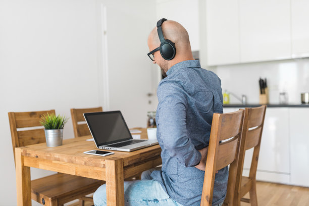 冠状病毒大流行期间在家工作的男子图片下载