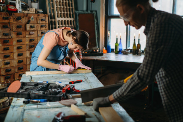 男人和女人在翻新家具图片下载