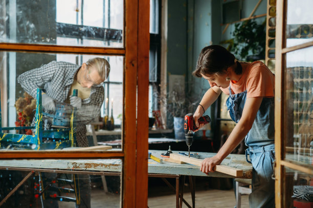 男人和女人在翻新家具图片下载