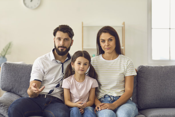 家人在家里看着笔记本电脑网络摄像头。爆头。图片下载