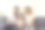 家人在家里看着笔记本电脑网络摄像头。爆头。图片下载