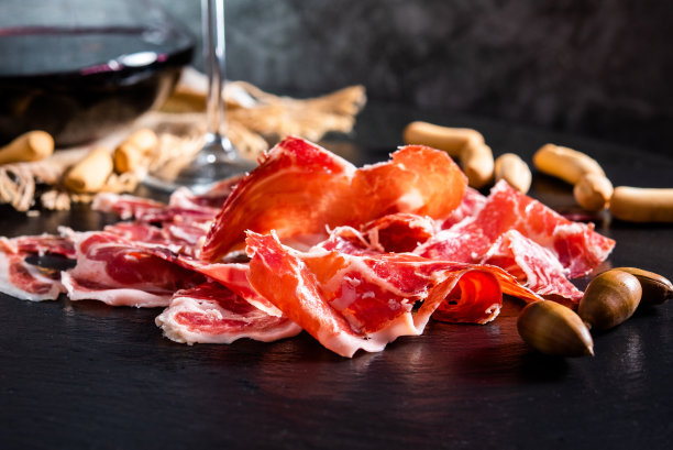 伊比利亚火腿。acorn-fed伊比利亚火腿。伊比利亚火腿配葡萄酒图片下载