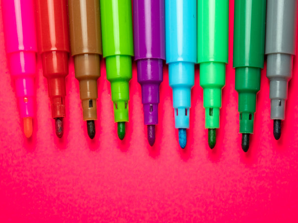 红色背景上的彩色标记图片下载