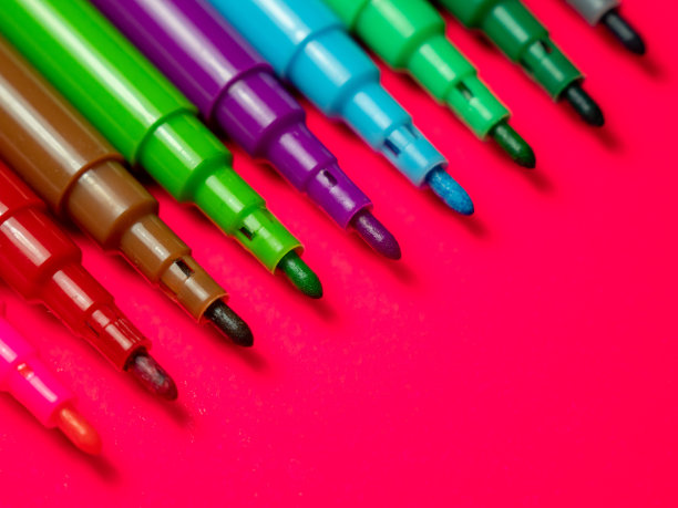 红色背景上的彩色标记图片下载