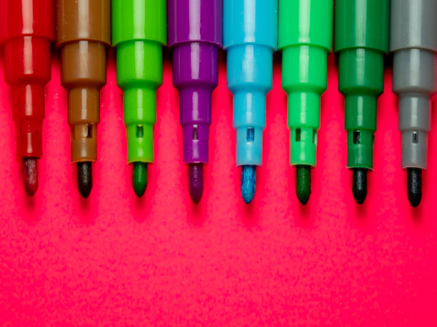 红色背景上的彩色标记图片下载