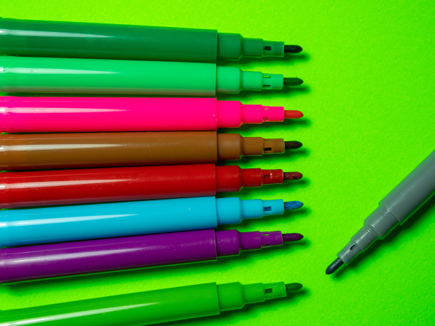 绿色背景上的彩色标记图片下载