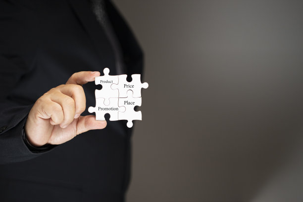 商人手里拿着拼图，4P营销理论，现代营销，产品，价格，地点，促销图片下载
