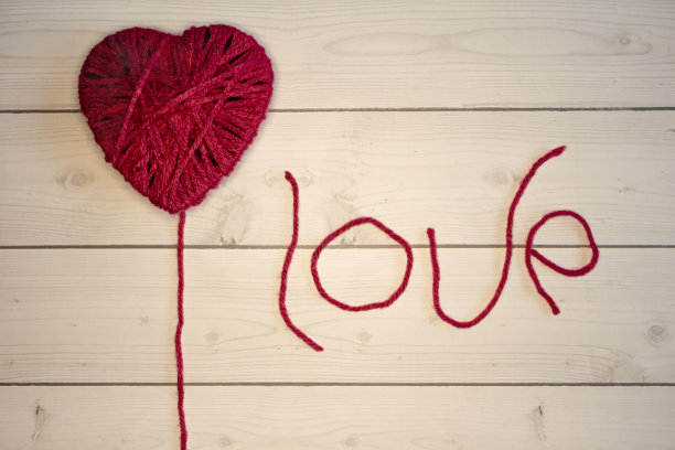 一颗心和一个字，爱的木材背景。图片下载