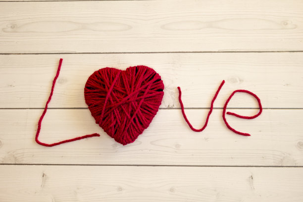 一颗心和一个字，爱的木材背景。图片下载
