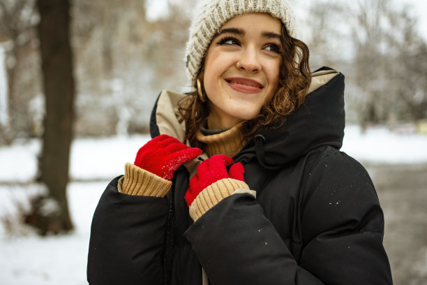 她感觉冷图片下载