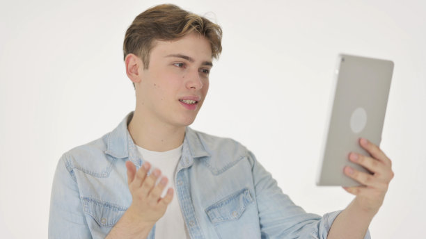 视频聊天平板电脑上的年轻人在白色背景图片下载