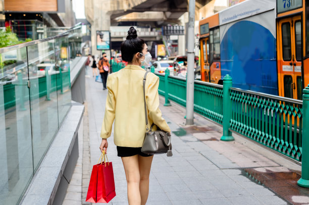 在城市购物的女人图片下载