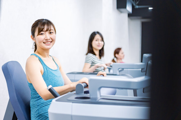 在健身房锻炼的女人图片下载