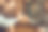 一群朋友在酒吧里互相碰杯。图片下载