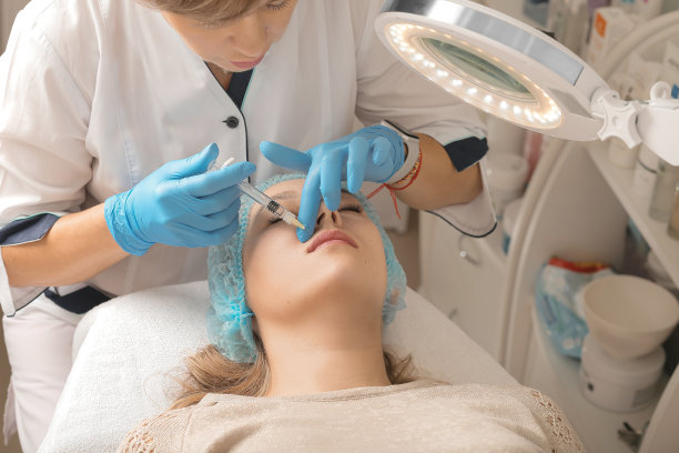 在美容师办公室做丰唇手术图片下载