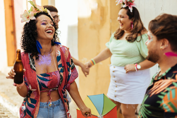 巴西的狂欢节。一群朋友庆祝狂欢派对图片下载