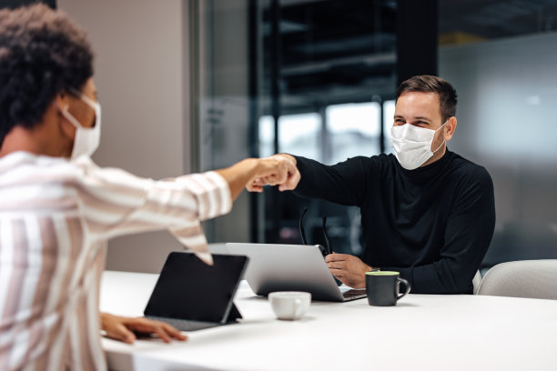 一个带着面具的白种人，在他的公司雇佣了一名新员工。图片下载