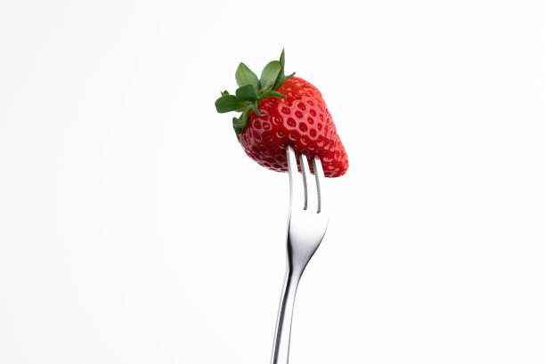 草莓被叉子卡住了。图片下载