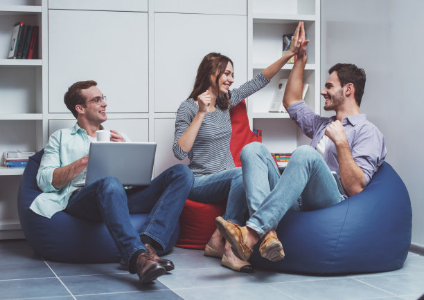 年轻成功的团队合作图片下载