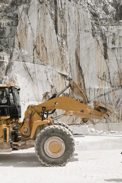 在意大利卡拉拉的采石场开采大理石图片下载