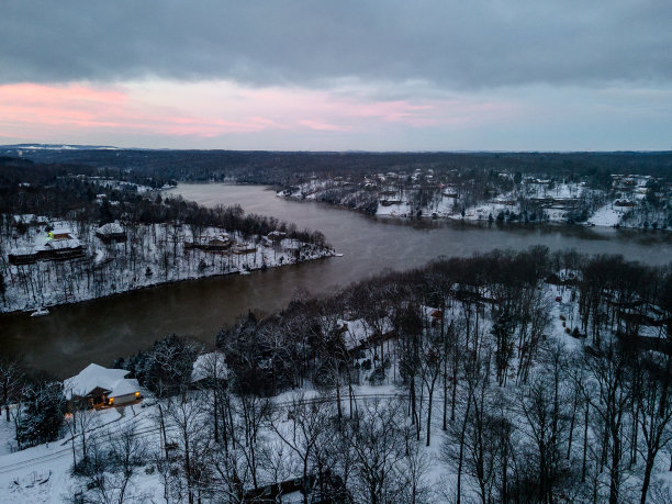 无人机航拍照片，在冬季的日出，地面积雪在肯塔基州勃兰登堡州的多伊谷湖。图片下载