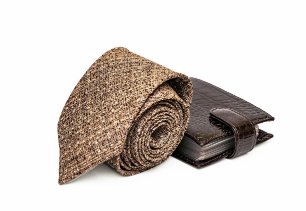 时尚的棕色领带和皮革钱包孤立在白色背景上图片下载