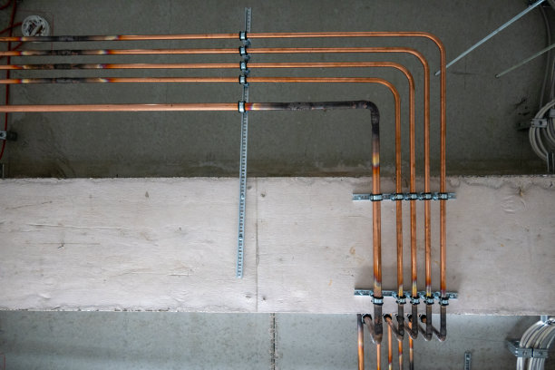 建筑工地上铺设了许多铜管图片下载