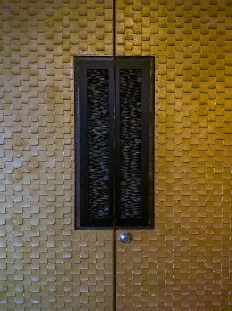 豪华的门，温馨的灯光装饰会议室。图片下载