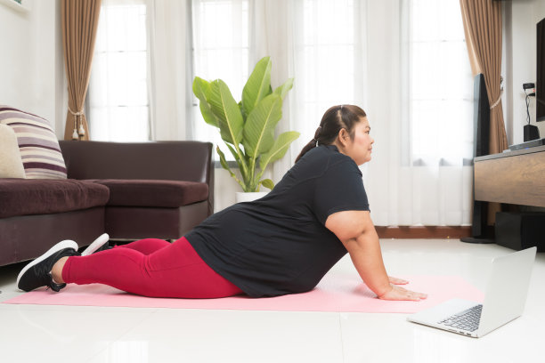 亚洲胖女人在家锻炼，运动锻炼减肥和娱乐理念。图片下载