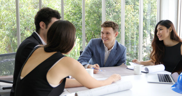 商人和工程师小组用笔记本为商业伙伴讨论文件和想法在会议和商业妇女微笑着高兴的工作图片下载