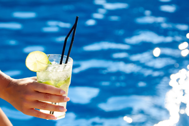 手拿着柠檬杯和筷子。图片下载