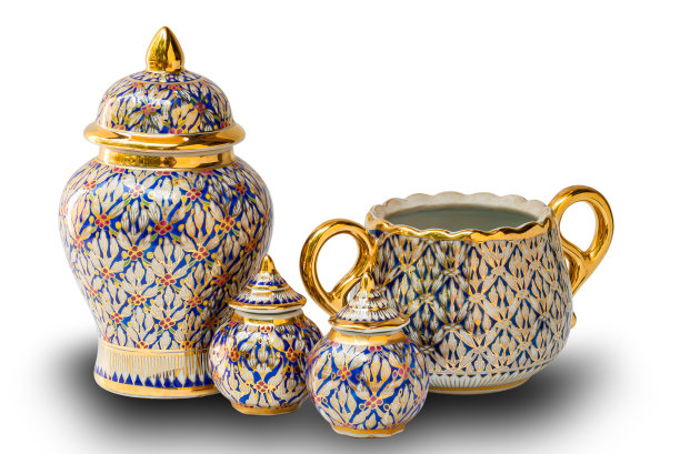 各种美丽的泰国风格的瓷器，Benjarong。在白色背景与剪辑路径。图片下载