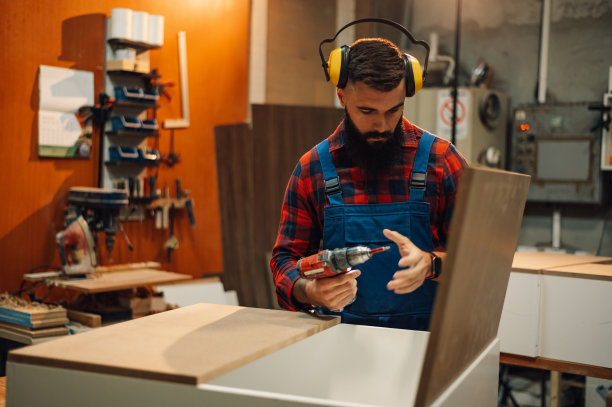 木工在车间使用电钻工作图片下载