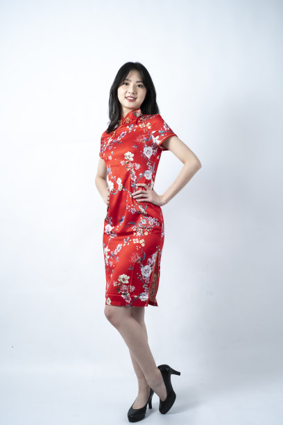 快乐的亚洲年轻女子肖像，显示一个迷人和自信的微笑，自信的手在臀部图片下载