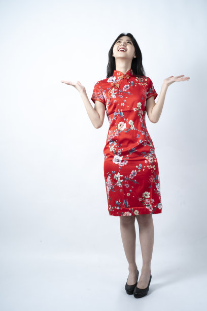 快乐的亚洲年轻女子肖像，展现迷人和自信的微笑，张开双手祝好运图片下载