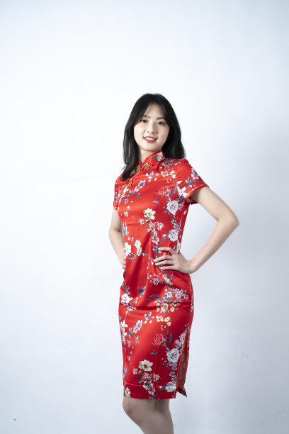 快乐的亚洲年轻女子肖像，显示一个迷人和自信的微笑，自信的手在臀部图片下载